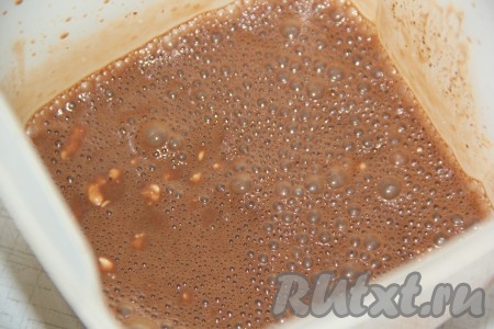 Перелить горячую массу в чашу для взбивания. С помощью миксера взбить массу в течение 1 минуты.
