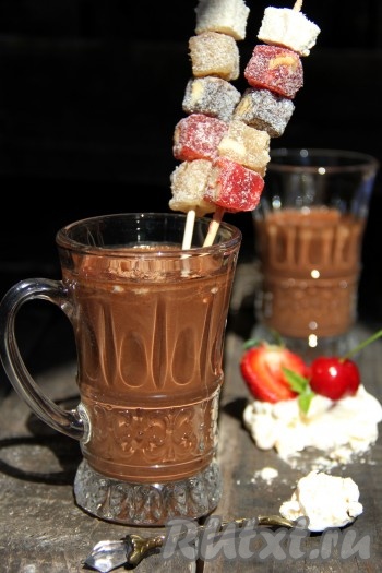 Разлить горячий напиток по стаканам и подать к столу. Вот такой красивый, с нежной пенкой из зефира, получился горячий шоколад.
