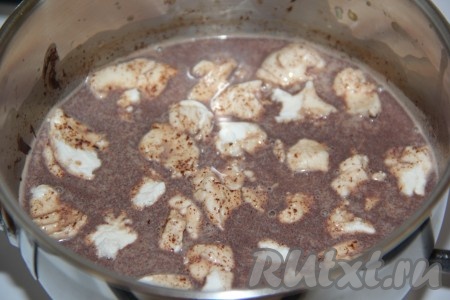 Зефир поломать на мелкие кусочки. Как только шоколад растопится, добавить в горячую массу кусочки зефира, а затем 1 минуту потомить на медленном огне.