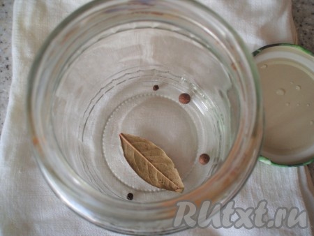 Баночки тщательно вымыть и простерилизовать. На дно каждой баночки положить лавровый лист, горошины черного и душистого перцев.
