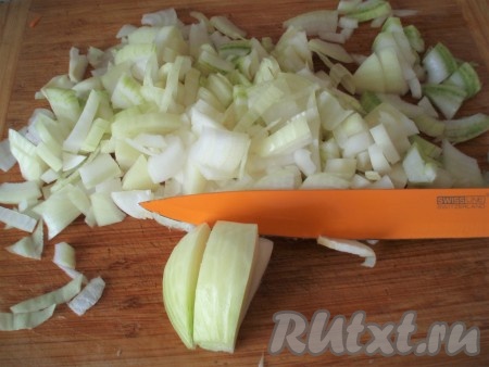 Лук очистить, нарезать произвольно.
