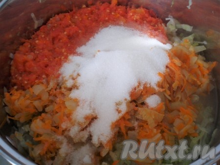 Добавить к капусте обжаренные овощи, томатное пюре, соль и сахар, перемешать, тушить 5 минут с момента закипания на небольшом огне.