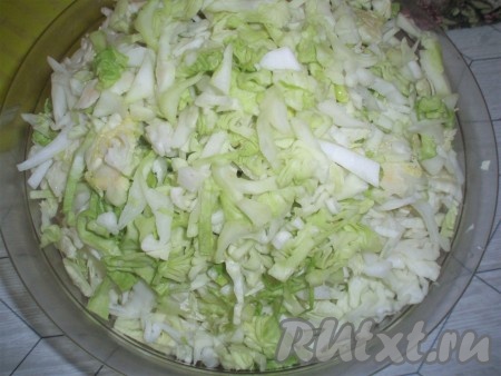 Капусту вымыть, очистить от верхних листьев, удалить, если есть, подпорченные листья и мелко нашинковать.