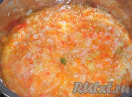 Затем влить уксус и потушить еще 5 минут.