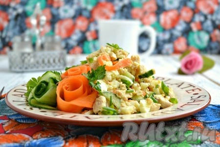 Очень вкусный салат, приготовленный с курицей и горчичной заправкой, выложить горкой на тарелку, посыпать измельчённым зеленым луком и подать к столу.