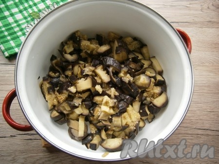 Нарезать баклажаны кусочками любого размера, главное, чтобы не слишком мелкими.
