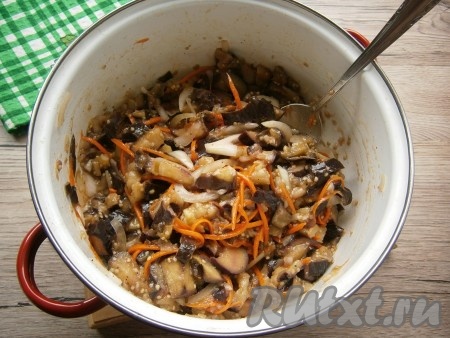 Салат хорошо перемешать и дать ему настояться при комнатной температуре 3-4 часа.&nbsp;