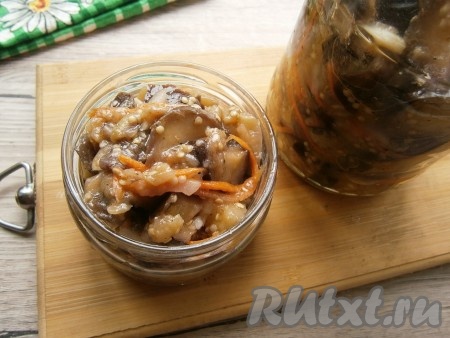 Далее разложить салат из баклажанов с морковью по чистым простерилизованным баночкам (если будете хранить долго). Если салат готовите для ежедневного употребления, банки можно не стерилизовать. Салат уже готов к употреблению, но если он еще настоится в холодильнике часов 5-6, станет намного вкуснее.