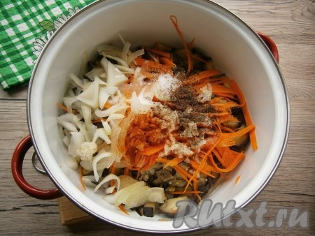 Добавить соль, сахар, кориандр, перец чили молотый, пропущенный через пресс чеснок, влить растительное масло и уксус.