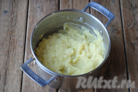 Размять картофельно-кабачковое пюре с молоком и маслом до однородной консистенции.
