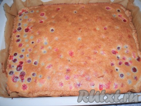 Снова поместить пирог в духовку и печь 35-40 минут при той же температуре. Готовую выпечку вынуть из духовки и остудить.
