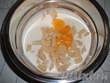 Марципановую массу измельчить, соединить с желтками, сливками и растереть до однородности.
