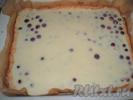 Сверху вылить марципановую начинку.
