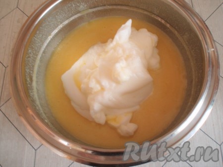 В полученную массу добавить взбитые белки, осторожно перемешать. Заливка для пирога готова.
