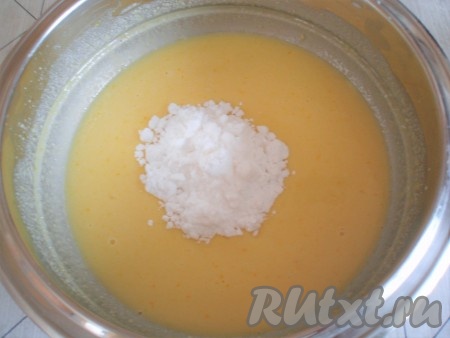 Добавить крахмал в сливочно-марципановую массу, перемешать.
