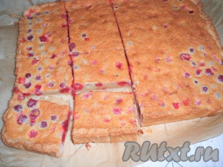 Полностью остывший пирог с крыжовником и марципаном разрезать на порции и подать очень вкусную выпечку к столу.
