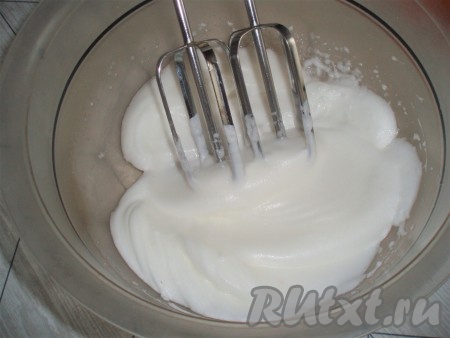 Духовку заранее нагреть до 180 градусов. Поместить форму с тестом в нагретую духовку и запекать основу 20 минут. Приготовить начинку. Отделить белки яиц от желтков и взбить белки миксером в устойчивую пену.
