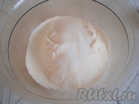 Просеять муку, добавить сахар и соль.
