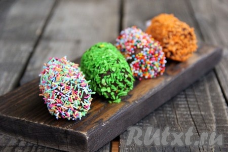 Подать десерт к столу. Если вы замораживали бананы в течение нескольких часов, тогда лучше предварительно достать их из морозилки на 10-15 минут, они станут более мягкими и потом уже кушать. Вот такие красивые и яркие замороженные бананы в шоколаде получились у меня. Кстати, такой десерт можно сделать и без заморозки (просто бананы&nbsp;на палочке в шоколаде), тоже будет вкусно, попробуйте!
