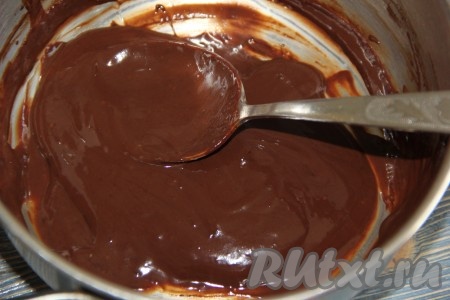 Шоколад растопить на водяной бане и остудить.
