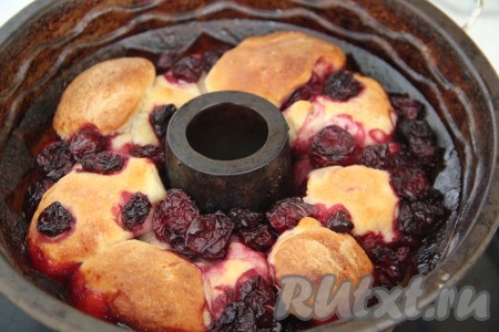 Оставить форму в тёплом месте на 35-45 минут. Затем поставить в разогретую духовку и выпекать дрожжевой пирог с вишней, примерно, 50 минут при температуре 200 градусов.&nbsp;