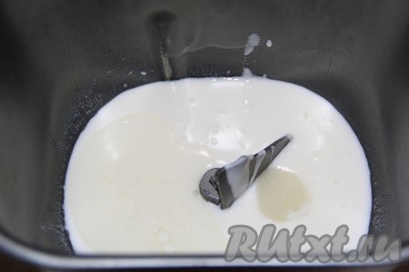 Для того чтобы замесить тесто в хлебопечке, нужно влить в ведёрко хлебопечки растительное масло и тёплое молоко (температура молока должна быть 38-40 градусов), всыпать сахар.