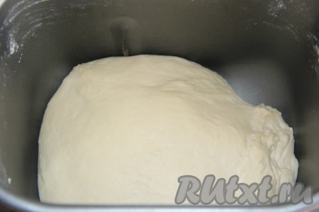 Если вы решили замешивать тесто вручную, тогда в небольшую ёмкость нужно влить молоко, подогретое до 38-40 градусов, всыпать дрожжи, хорошо перемешать и оставить до образования пышной "шапки" (на это потребуется минут 10-15). Затем влить растительное масло, добавить сахар и соль, перемешать, всыпать частями муку, замешивая мягкое, приятное в работе, не липнущее к рукам тесто. Добавляя постепенно муку, нужно ориентироваться на консистенцию замешиваемого теста. Вымешивать дрожжевое тесто нужно минут 7-10. Затем миску с тестом прикрыть полотенцем (или затянуть пищевой плёнкой) и оставить в тёплом месте часа на 1,5. Тесто в ведерке хлебопечки (или в миске) хорошо округлится и увеличится в объёме в 2-3 раза.