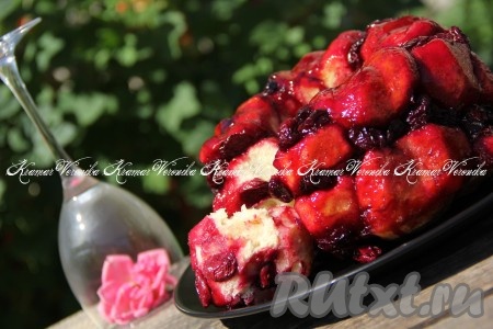 Выпечку слегка остудить, достать из формы, перевернув вверх дном. Вот такая красота у нас получилась! Вкус этого пирога, приготовленного с замороженной вишней, - просто потрясающий. Нежное и пушистое дрожжевое тесто, пропитанное ягодным вкусом и ароматом, никого не оставит равнодушным. Попробуйте!