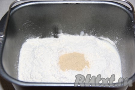 Затем добавить муку, дрожжи и соль, выставить режим "Замес теста" (в моей хлебопечке тесто замешивается за 1,5 часа), крышу хлебопечки закрыть и следить за формированием колобка из теста в процессе замеса. Если колобок будет сильно липнуть к стенкам ведёрка, тогда подсыпьте немного муки.