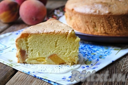 Шарлотка с яблоками и персиками