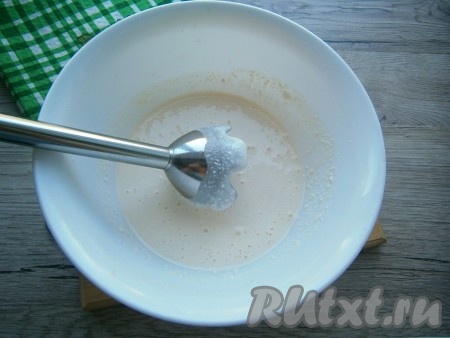 Всыпать соль и взбить до однородности погружным блендером.