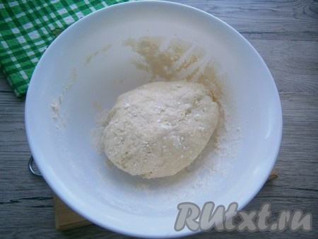 Замесить мягкое, но плотное тесто, затем поместить его в целлофановый пакет и отправить в холодильник на 30 минут.
