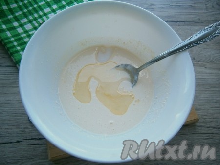 Влить растительное масло, перемешать.