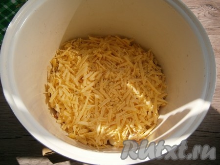 Сверху посыпать натертым на крупной или средней терке сыром.