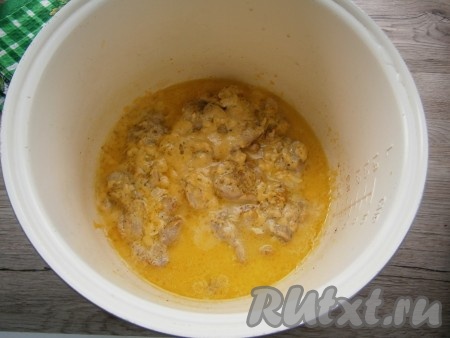 Выставить режим мультиварки "Выпечка" на 30 минут или "Мультиповар" на 30 минут, температура 120 градусов. Если у вас в мультиварке нет керамической или эмалированной чаши, выставляйте режим "Тушение" на 30 минут.
