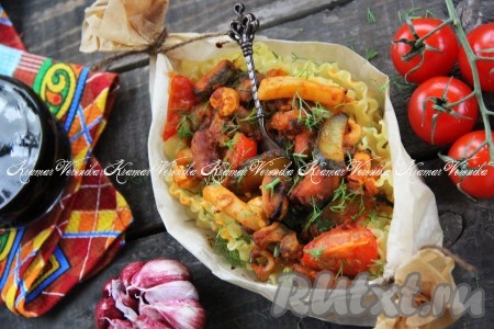 Макароны с морепродуктами в томатном соусе