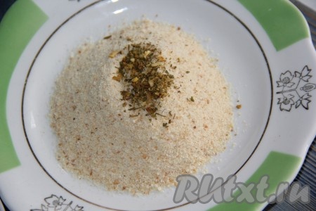 В тарелке соединить панировочные сухари и специи по вкусу, перемешать.
