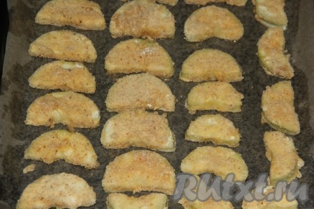 Противень для запекания застелить пергаментом, слегка смазать растительным маслом. Дольки кабачка, покрытые панировочными сухарями, выложить на противень, отправить в духовку, разогретую до 200 градусов.