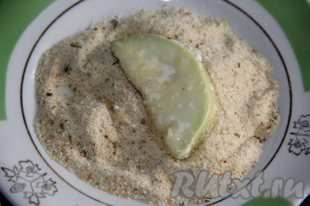 А затем кабачки обвалять в панировочных сухарях с двух сторон.

