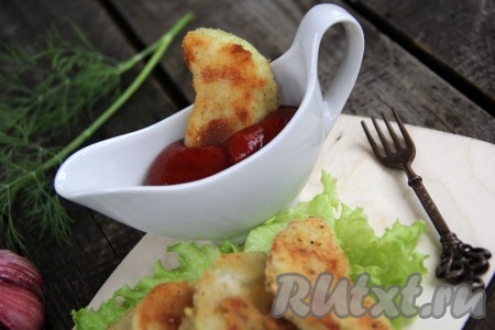 Кабачки, приготовленные в панировочных сухарях в духовке, получаются очень аппетитными, вкусными, хрустящими снаружи и мягкими внутри. К столу подаём в горячем или тёплом виде с кетчупом или любым другим соусом.