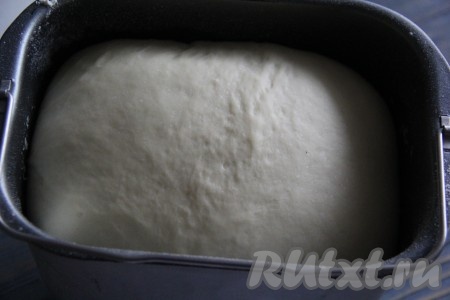 За это время тесто хорошо поднимется. Если готовить тесто руками, то для начала нужно соединить тёплую воду, сахар и дрожжи, подождать минут 15 (дрожжи оживут и на поверхности появится пышная "шапочка"), затем добавить соль, масло и муку. Замесить нежное, приятное в работе, не липнущее тесто. Оставить его в миске на 1,5 часа, накрыв полотенцем, тесто хорошо поднимется.