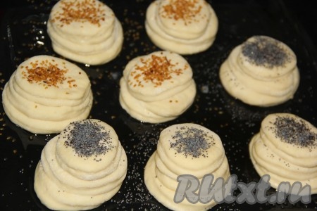 Оставить постные булочки для подхода на 30-40 минут. Затем смазать верхушку водичкой, посыпать маком или кунжутом.