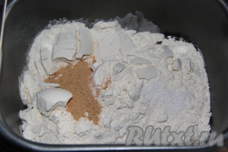 Затем добавить муку, соль и дрожжи, разложив их по разным углам хлебопечки. Выставить режим "Замес теста" и включить хлебопечку. У меня этот режим длится 1,5 часа.&nbsp;
