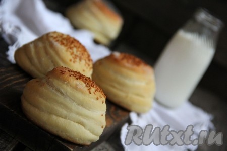 Воздушные булочки, приготовленные из теста, замешанного на воде с дрожжами, подавать можно и тёплыми, и полностью остывшими. Эта простая постная выпечка очень хороша на вкус и долго не черствеет.