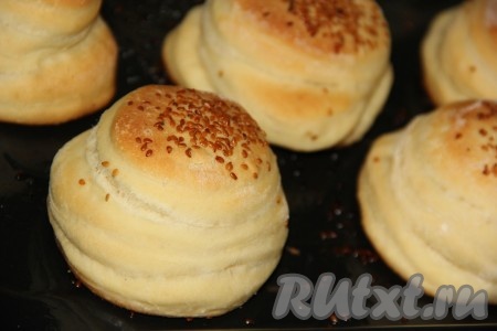 Выпекать постные дрожжевые булочки в разогретой духовке, примерно, 25 минут при температуре 200 градусов (до золотистого цвета). В духовке они ещё вырастут.