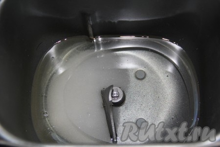 Я замес теста делала в хлебопечке. В ведёрко влить тёплую воду (не выше 40 градусов), добавить масло и сахар.
