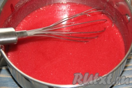 Поставить кастрюлю с ягодной массой на медленный огонь и, непрерывно перемешивая венчиком, прогреть до полного растворения масла и сахара.
