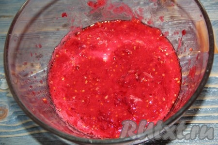 Пробить ягоды погружным блендером.