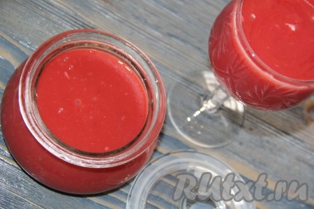 Снять курд из красной смородины с огня и разлить по баночкам или бокалам. Слегка остудить десерт, а затем поставить в холодильник на пару часов.&nbsp;
