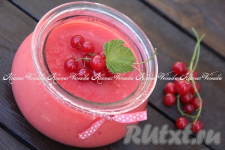 После охлаждения десерт ещё загустеет. По консистенции курд из красной смородины напоминает заварной крем, может чуть жиже. Это нежное, воздушное и очень вкусное лакомство никого не оставит равнодушным, попробуйте!
